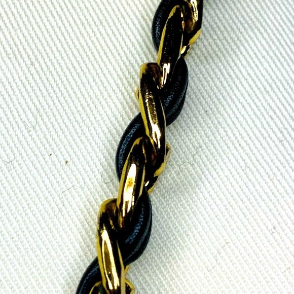 Stuart Weitzman Women’s Black Leather Pod Handbag/Crossbody Chanel like ! - Picture 7 of 16